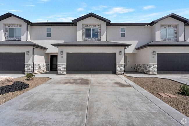 Building Photo - 668 E Fiddlers Canyon Rd Rental