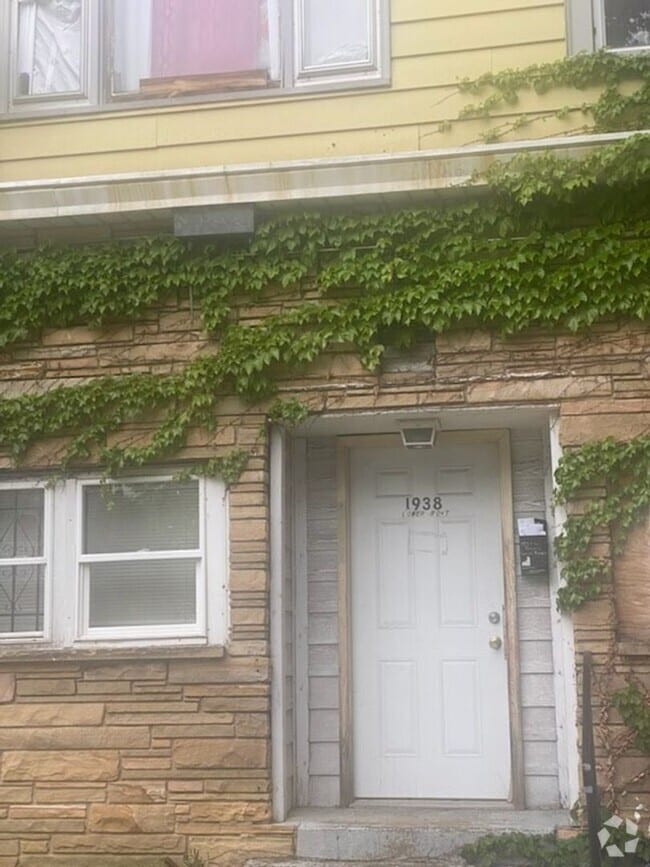 Building Photo - 1938 W Rogers St Unit Lower Front Rental