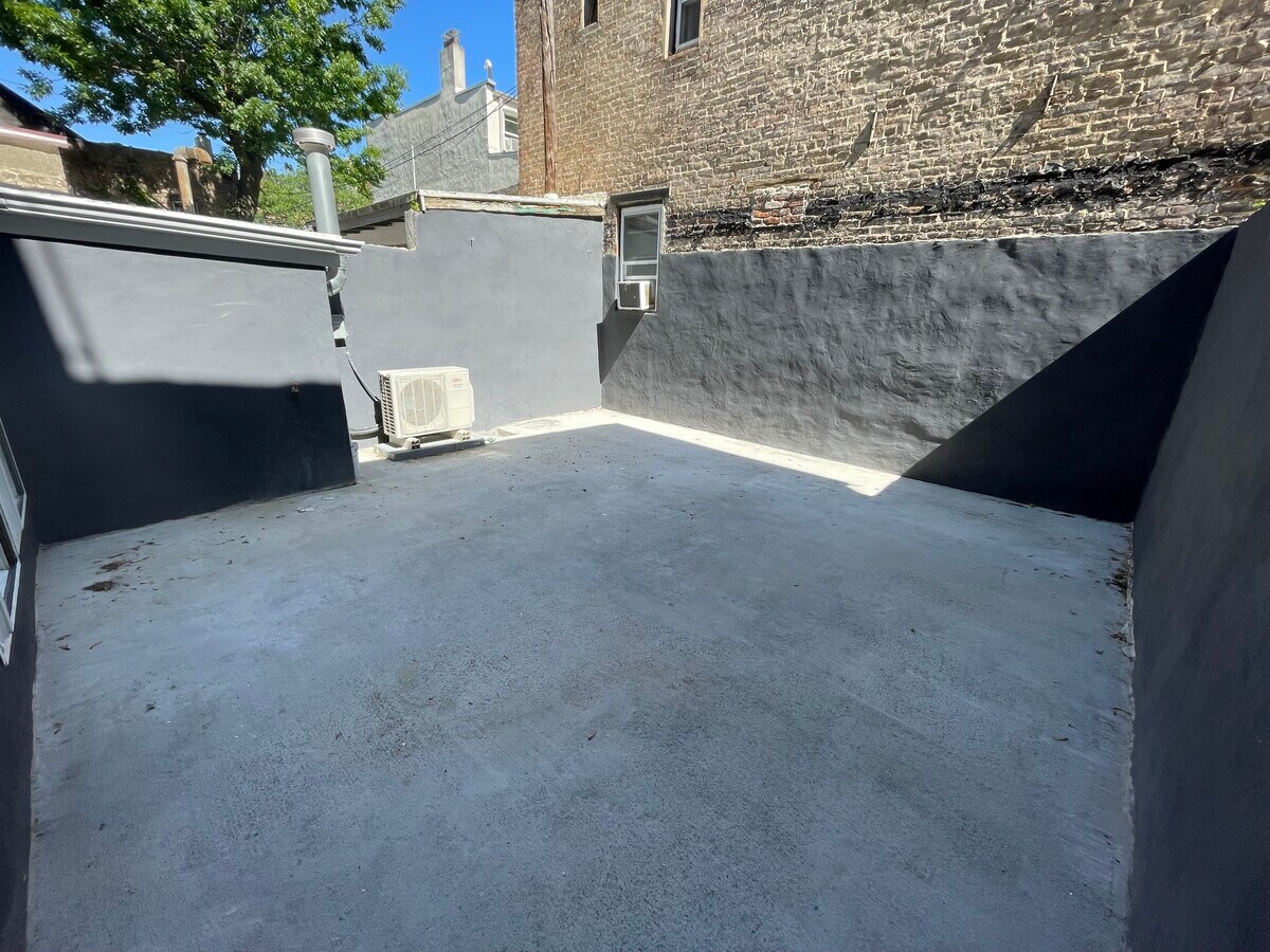 Private Backyard - 162 6th St Unit 4