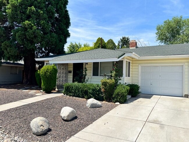 Building Photo - <b> Two Bedrooms Duplex near Pyramid and McCarran<br><br> Unit 900 Tyler Way Sparks NV 89431
