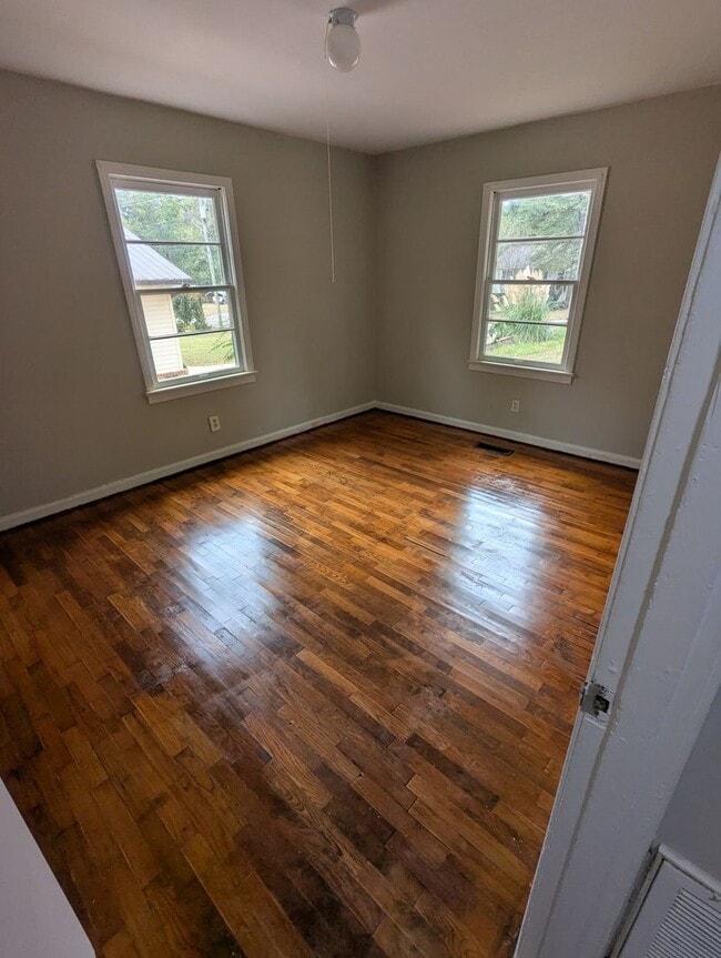 Photo - 2725 1st St E