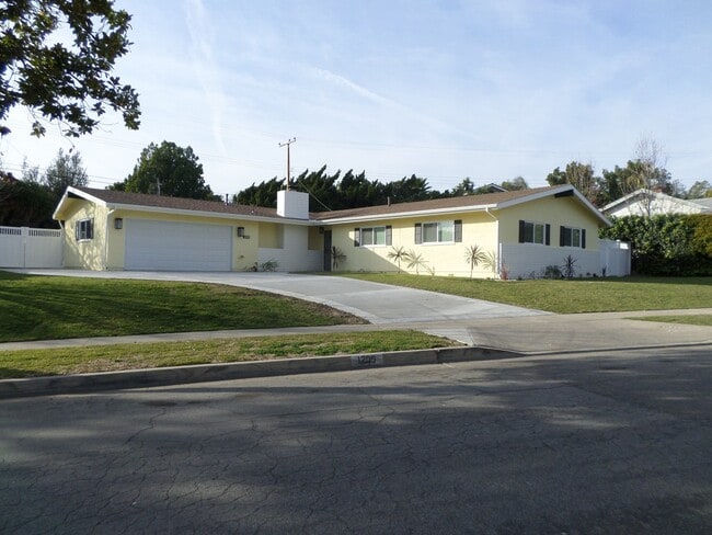 Building Photo - Beautiful single family home in desirable neighborhood!