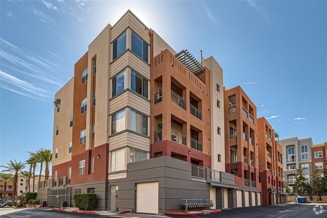 Building Photo - 2 Bedroom Mid-Rise Condo at PARK AVENUE!