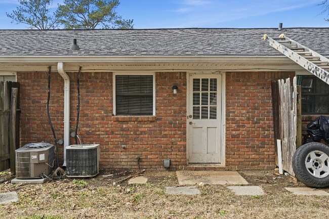 Photo - 3681 Lynn Dr Unit B