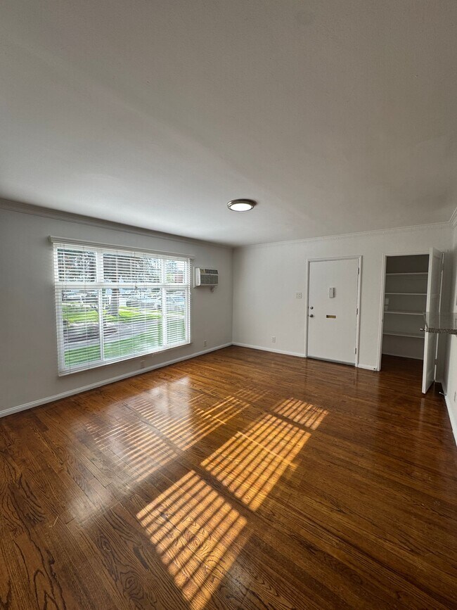 Photo - 5700 Hazeltine Ave