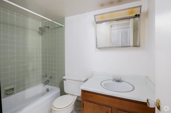 1BR, 1BA - 675SF - Bathroom - Fort King Manor