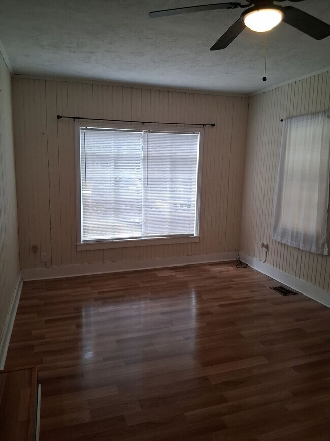 Photo - 647 Robinhood Rd