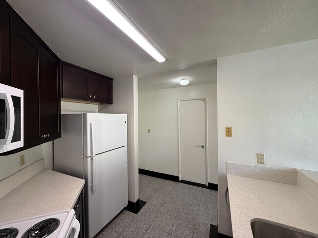Photo - Beautiful 1 Bedroom 1 Bathroom in UTC! Unit 2910