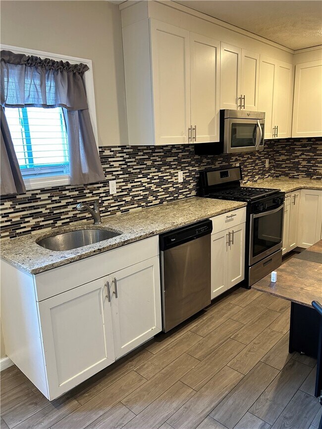 Photo - 256 E 14th St