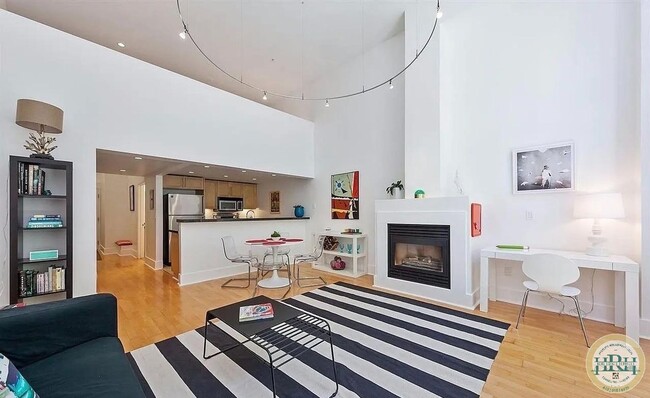 Building Photo - Spacious 1BR|2BA Loft Style Condo in the h... Unit 2