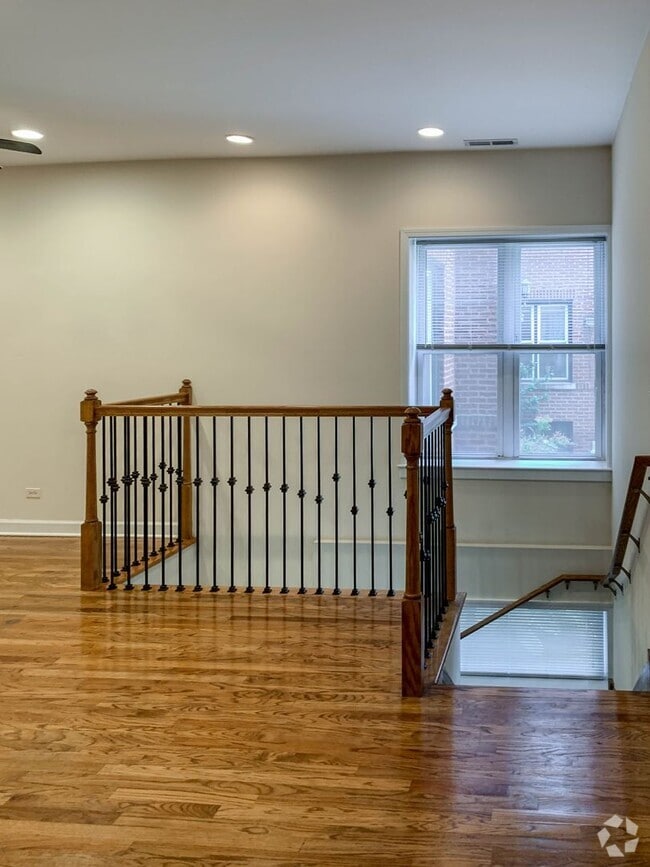 Building Photo - 842 W Cornelia Ave Rental