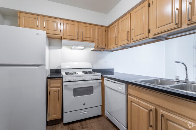2BR, 1BA - 898SF - Kitchen
