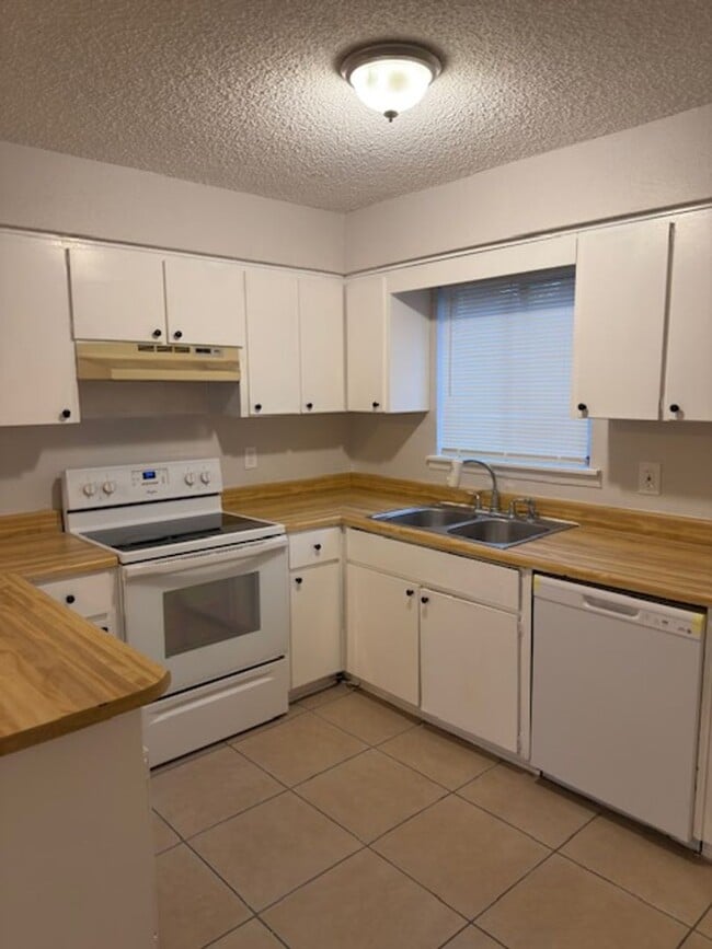 Photo - 111 S East St