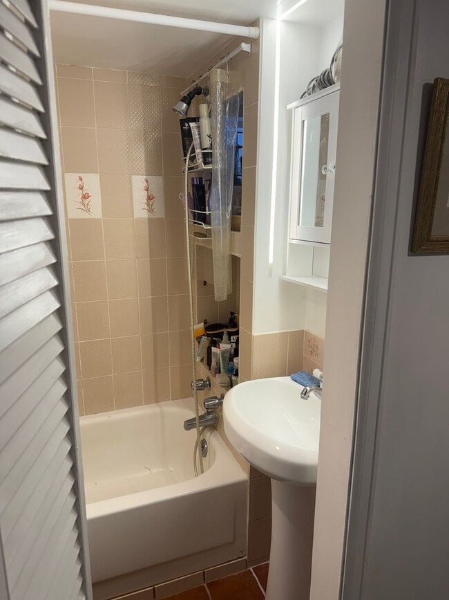 Photo - Quiet 1-Bedroom Garden-Level Apartment near CU