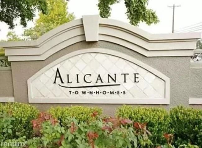 Building Photo - RARE FIND ALICANTE CONDOMINIUMS - 3 BEDROOMS / 3 BATHROOMS