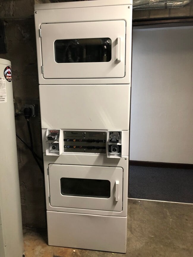 Building Photo - 2Br/1Bth apartment available June 1, 2026. Great location. Laundry in building!