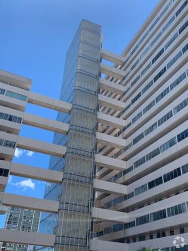 Building Photo - Great Amenities and Great Location! Rental
