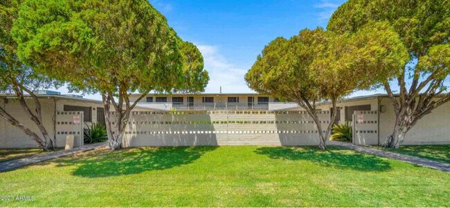 Photo - 2326 E Pinchot Ave Unidad 7