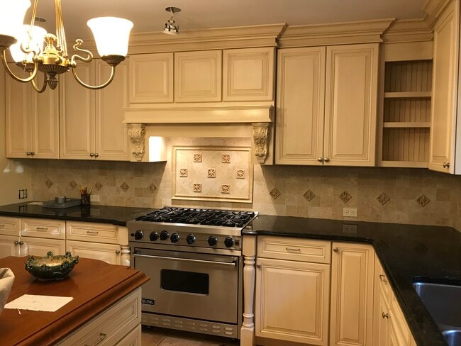 Chefs eat in kitchen - 10 Rellim Dr