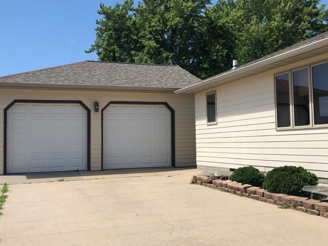 Building Photo - 1405 E Rushmore Dr Unit 1