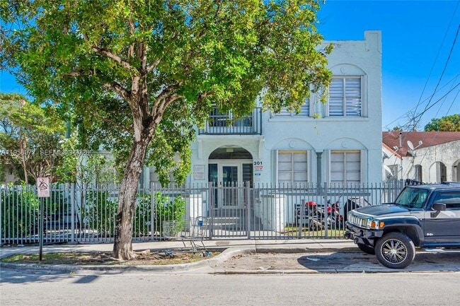 Building Photo - 301 SW 10th Ave Unit 8