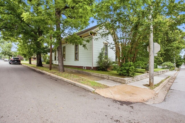 Photo - 324 W 9th St
