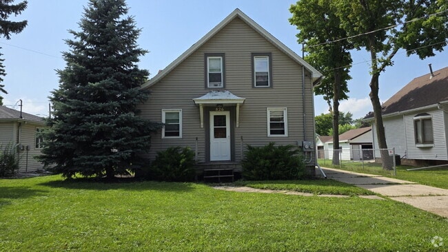 Building Photo - Large 2 bedroom Duplex- LOWER Unit LOWER Rental