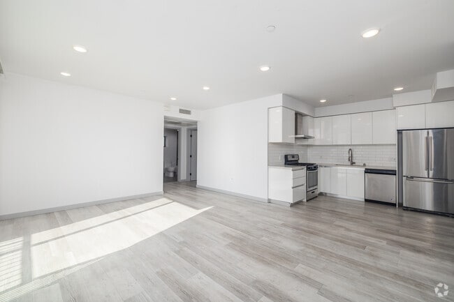 2 habitaciones, 2 baños - 935 pies cuadrados - Sala de estar - 941 Fedora St