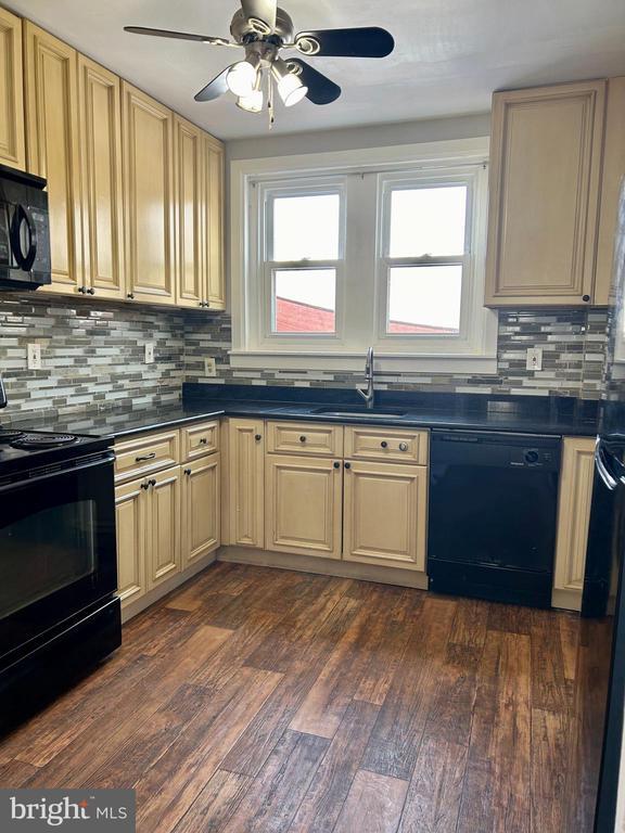 Photo - 133 E Main St