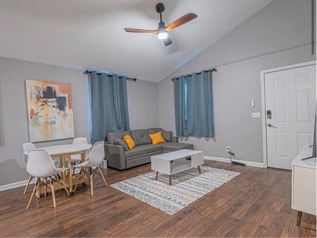 Photo - 356 Kingview Dr