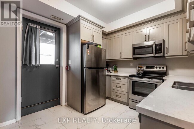 Photo - 144 Wellington St N