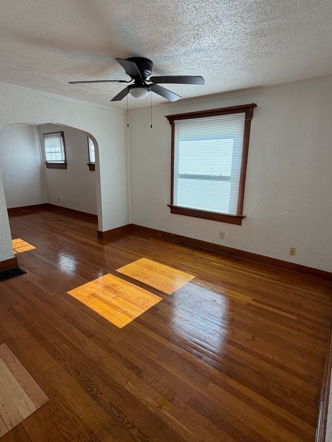 Photo - Cute 2 bedroom/1 bath Bunglow with garage in Dayton