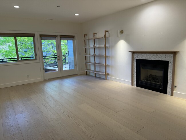 Photo - 360 Knechtel Way NE