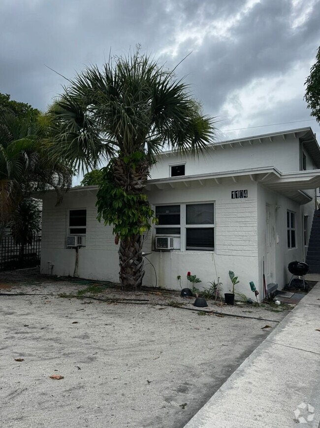 Building Photo - 1104 State St Unit 1104 B Rental