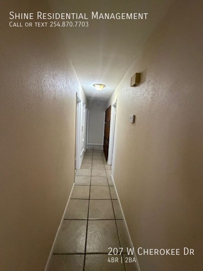 Photo - 207 W Cherokee Dr