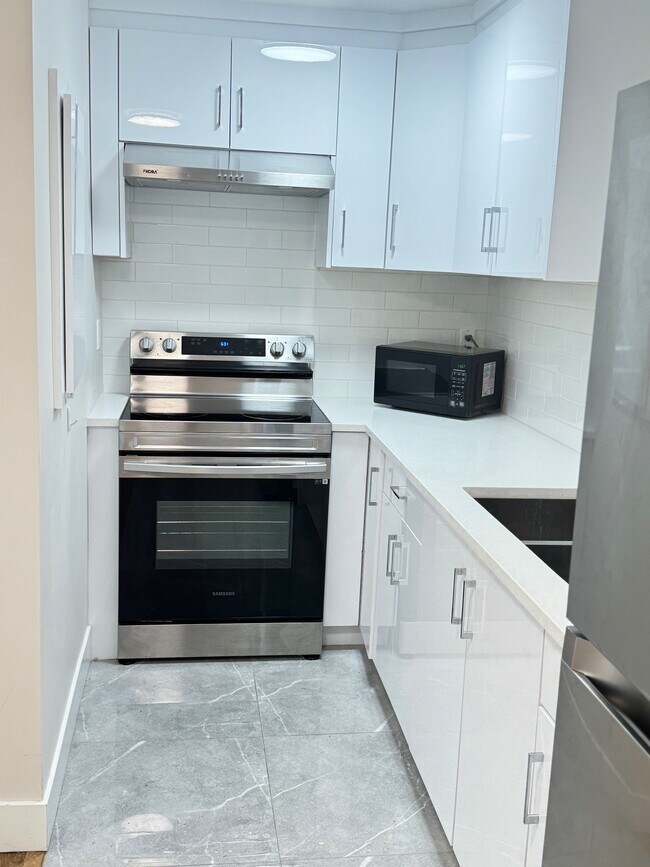 Photo - 16792 18B Av