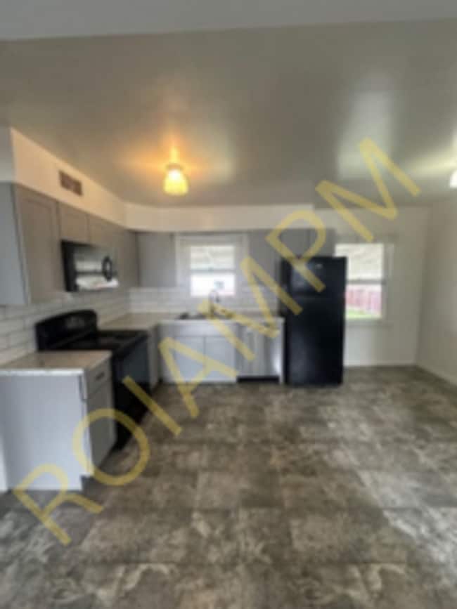 Photo - 3 Bed / 2 Bath Home – Fenced Yard & Garage