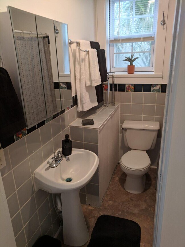 Bathroom/Tub & Shower - 1212 1st St S Unidad 2