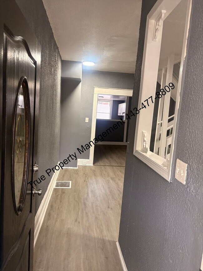 Photo - 3127 Baker St