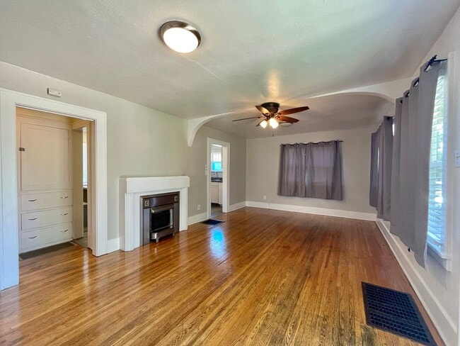 ADORABLE 4 bedroom standalone home - AVAIL... - ADORABLE 4 bedroom standalone home - AVAIL...