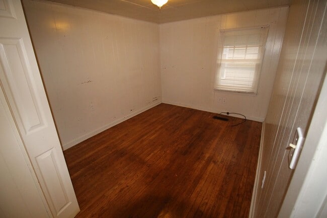 Photo - Two Bedroom Home With Fresh Paint And New ...