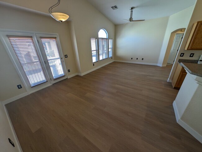 Photo - 89 Day Trade St