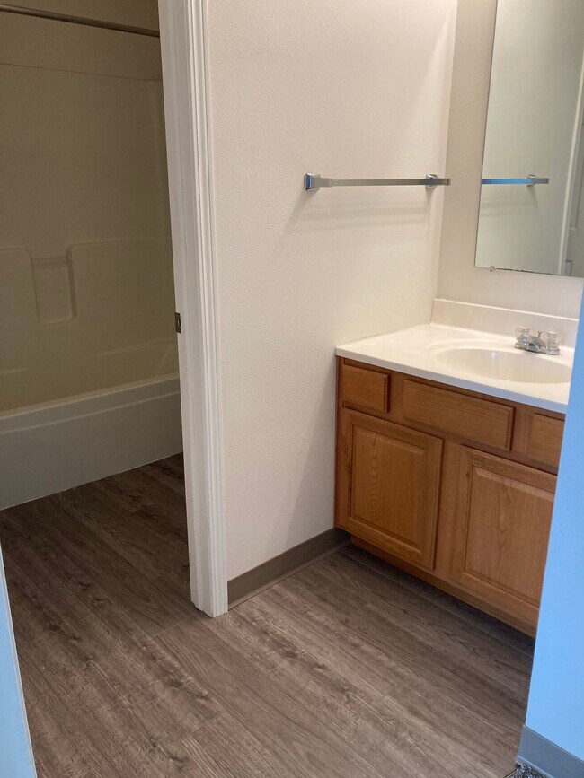 Área de vestidor y baño completo