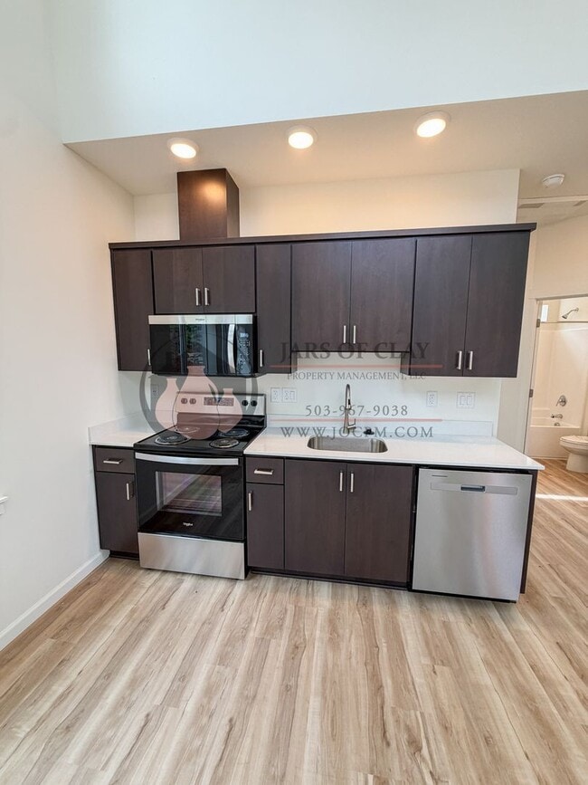 Photo - 2568 Gilbert St S