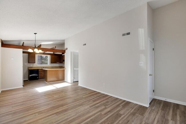 Photo - Adorable Duplex!