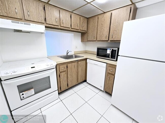 Building Photo - 2800 NW 56th Ave Unit E405 Rental