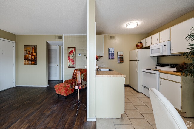 1BR, 1BA - 650SF - Dining Room