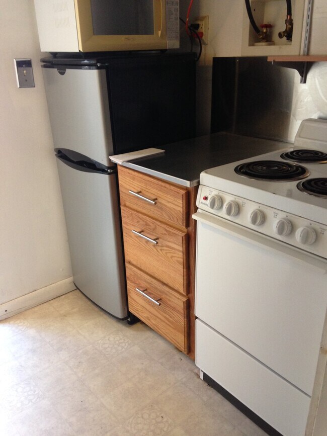 KITCHENETTE - 411 W Main St Unit D