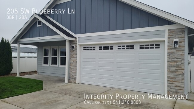 Photo - 205 SW Blueberry Ln