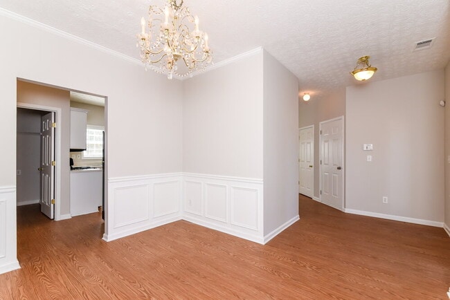 Photo - 425 Clairidge Ln SW